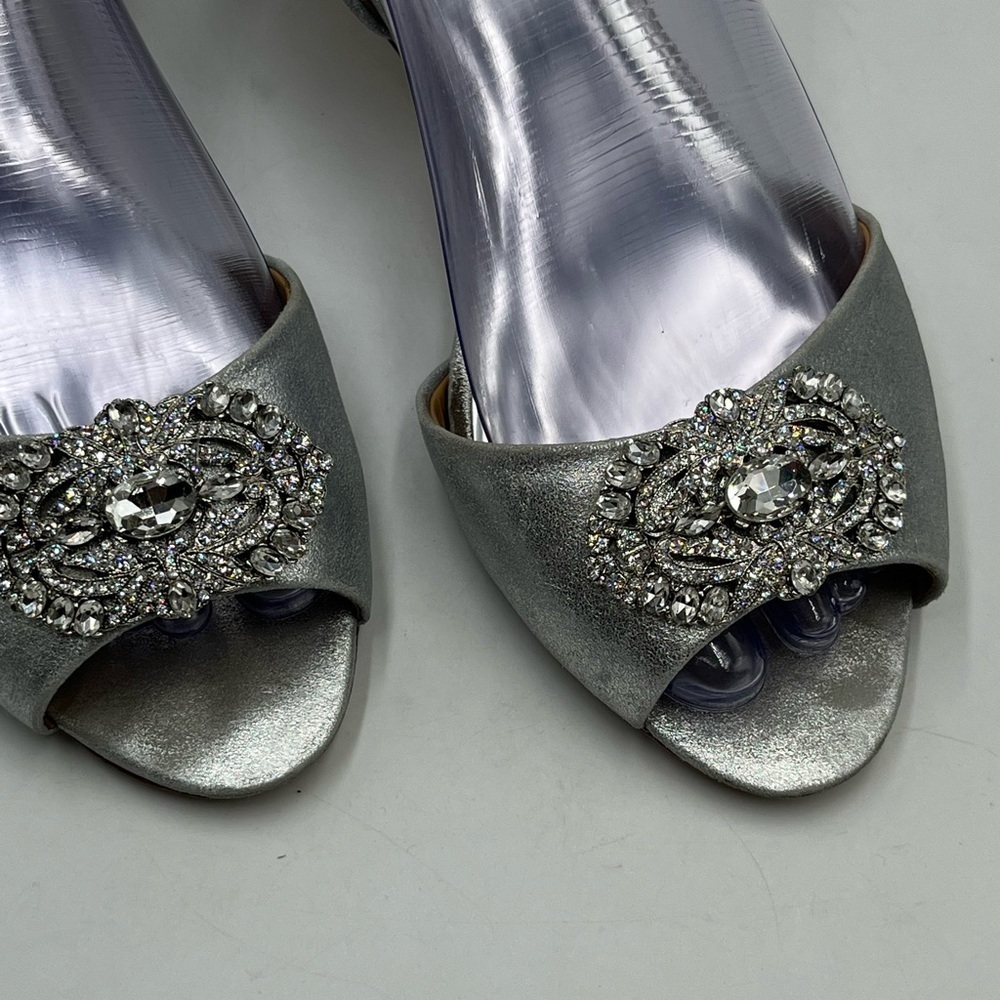 Badgley Mischka Petrina‎ Women's Bridal Silver Metallic Crystal Pumps Sz 8